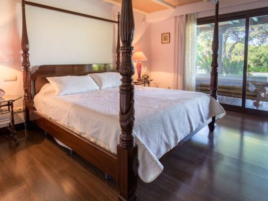 Bedroom with access to the terrace