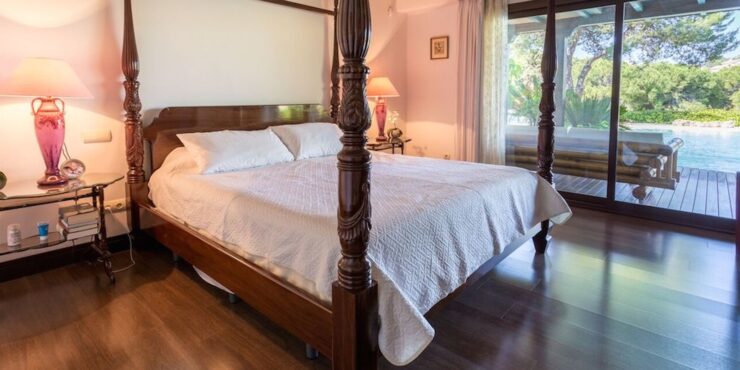 Bedroom with access to the terrace